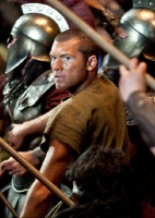 Sam Worthington interpreta a Perseo, un hombre que debe encontrar su destino en medio de una guerra entre dioses y mortales que desata la "Furia de Titanes"